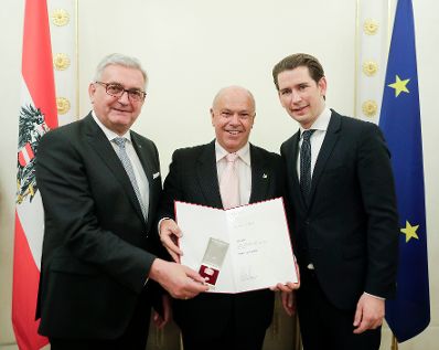 Am 5. Dezember 2018 verlieh Bundeskanzler Sebastian Kurz das Bundes-Ehrenzeichen an Personen, die durch ehrenamtliche, unentgeltliche Leistungen im Rahmen von Freiwilligen-Organisationen und Freiwilligen-Initiativen auf Gebieten, die Bundessache betreffen, Verdienste erbracht haben. Im Bild Bundeskanzler Sebastian Kurz (r.).