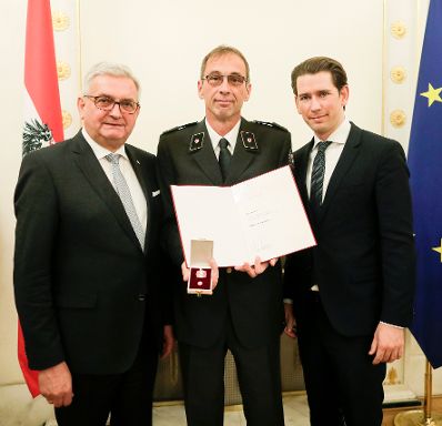 Am 5. Dezember 2018 verlieh Bundeskanzler Sebastian Kurz das Bundes-Ehrenzeichen an Personen, die durch ehrenamtliche, unentgeltliche Leistungen im Rahmen von Freiwilligen-Organisationen und Freiwilligen-Initiativen auf Gebieten, die Bundessache betreffen, Verdienste erbracht haben. Im Bild Bundeskanzler Sebastian Kurz (r.).