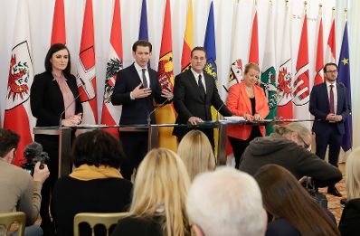 Bundeskanzler Sebastian Kurz (2.v.l.), Vizekanzler Heinz-Christian Strache (3.v.l.), Bundesministerin Elisabeth K&ouml;stinger (l.) und Bundesministerin Beate Hartinger-Klein (4.v.l.) beim Pressefoyer nach dem Ministerrat am 5. Dezember 2018.