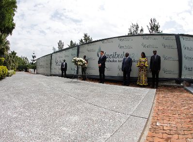 Am 7. Dezember 2018 reiste Bundeskanzler Sebastian Kurz (m.) nach Ruanda. Im Bild beim Besuch des Genozid-Memorials in Kigali.