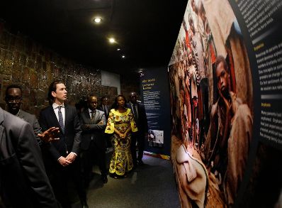 Am 7. Dezember 2018 reiste Bundeskanzler Sebastian Kurz (2.v.l.) nach Ruanda. Im Bild beim Besuch des Genozid-Memorials in Kigali.