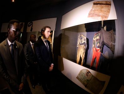 Am 7. Dezember 2018 reiste Bundeskanzler Sebastian Kurz (r.) nach Ruanda. Im Bild beim Besuch des Genozid-Memorials in Kigali.