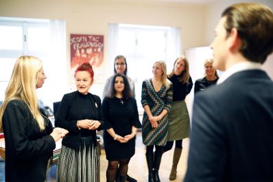 Am 10. Dezember 2018 besuchten Bundeskanzler Sebastian Kurz (r.) und Bundesministerin Juliane Bogner-Strau&szlig; (l.) die Sektion f&uuml;r Frauenangelegenheiten und Gleichstellung. Im Bild mit der Abteilungsleiterin Vera Jauk (2.v.l.).
