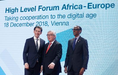 Am 18. Dezember 2018 nahm Bundeskanzler Sebastian Kurz (l.) am &quot;Hochrangigen Forum Afrika‑Europa&quot; teil. Im Bild mit dem Pr&auml;sidenten der Europ&auml;ischen Kommission Jean-Claude Juncker (m.) und dem Pr&auml;sidenten von Ruanda Paul Kagame (r.).