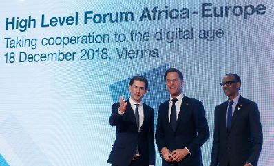 Am 18. Dezember 2018 nahm Bundeskanzler Sebastian Kurz (l.) am &quot;Hochrangigen Forum Afrika‑Europa&quot; teil. Im Bild mit dem Premierminister der Niederlande Mark Rutte (m.) und dem Pr&auml;sidenten von Ruanda Paul Kagame (r.).