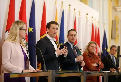 Bundesministerin Margarete Schramb&ouml;ck (l.), Bundeskanzler Sebastian Kurz (m.l.), Vizekanzler Heinz-Christian Strache (m.r.) und Bundesministerin Karin Kneissl (r.) beim Pressefoyer nach dem Ministerrat am 19. Dezember 2018.