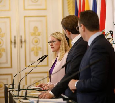 Bundesministerin Margarete Schramb&ouml;ck (l.), Bundeskanzler Sebastian Kurz (m.), Vizekanzler Heinz-Christian Strache (r.) und Bundesministerin Karin Kneissl beim Pressefoyer nach dem Ministerrat am 19. Dezember 2018.