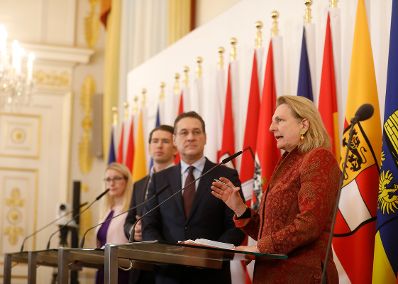 Bundesministerin Margarete Schramb&ouml;ck (l.), Bundeskanzler Sebastian Kurz (m.l.), Vizekanzler Heinz-Christian Strache (m.r.) und Bundesministerin Karin Kneissl (r.) beim Pressefoyer nach dem Ministerrat am 19. Dezember 2018.