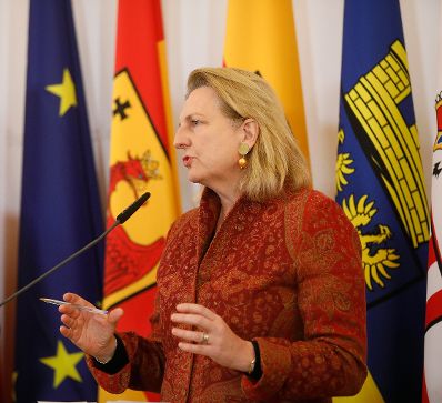Bundesministerin Margarete Schramb&ouml;ck, Bundeskanzler Sebastian Kurz Vizekanzler Heinz-Christian Strache und Bundesministerin Karin Kneissl (im Bild) beim Pressefoyer nach dem Ministerrat am 19. Dezember 2018.