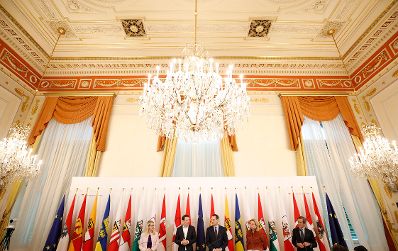 Bundesministerin Margarete Schramb&ouml;ck (l.), Bundeskanzler Sebastian Kurz (m.l.), Vizekanzler Heinz-Christian Strache (m.r.) und Bundesministerin Karin Kneissl (r.) beim Pressefoyer nach dem Ministerrat am 19. Dezember 2018.