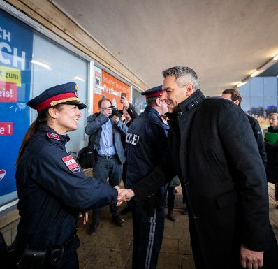 Am 14. J&auml;nner 2020 besuchte Bundeskanzler Sebastian Kurz gemeinsam mit Vizekanzler Werner Kogler und Bundesminister Karl Nehammer (im Bild) die Polizeiinspektion Wien - Westbahnhof.
