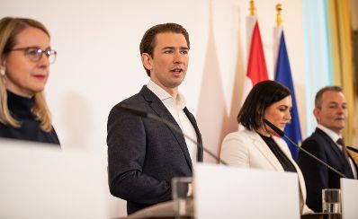 Am 20. J&auml;nner 2020 pr&auml;sentierte Bundeskanzler Sebastian Kurz gemeinsam mit Bundesministerin Margarete Schramb&ouml;ck und Bundesministerin Elisabeth K&ouml;stinger Details zum Ausbau der 5G-Infrastruktur in &Ouml;sterreich. Im Bild (v.l.n.r.) Bundesministerin Margarete Schramb&ouml;ck, Bundeskanzler Sebastian Kurz, Bundesministerin Elisabeth K&ouml;stinger und Marcus Grausam von A1 &Ouml;sterreich.