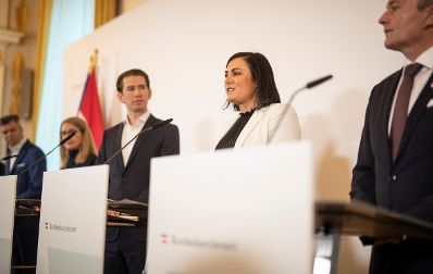 Am 20. J&auml;nner 2020 pr&auml;sentierte Bundeskanzler Sebastian Kurz gemeinsam mit Bundesministerin Margarete Schramb&ouml;ck und Bundesministerin Elisabeth K&ouml;stinger Details zum Ausbau der 5G-Infrastruktur in &Ouml;sterreich. Im Bild (v.l.n.r.) Thomas Arnoldner von A1 Telekom Austria Group, Bundesministerin Margarete Schramb&ouml;ck, Bundeskanzler Sebastian Kurz, Bundesministerin Elisabeth K&ouml;stinger und Marcus Grausam von A1 &Ouml;sterreich.