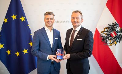 Am 20. J&auml;nner 2020 pr&auml;sentierte Bundeskanzler Sebastian Kurz gemeinsam mit Bundesministerin Margarete Schramb&ouml;ck und Bundesministerin Elisabeth K&ouml;stinger Details zum Ausbau der 5G-Infrastruktur in &Ouml;sterreich. Im Bild Thomas Arnoldner (l.) von der A1 Telekom Austria Group und Marcus Grausam (r.) von A1 &Ouml;sterreich.