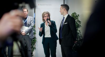 Am 29. J&auml;nner 2020 begann in Krems die zweit&auml;gige Klausurtagung der Bundesregierung. Im Bild Bundesministerin Leonore Gewessler (l.) und Bundesminister Gernot Bl&uuml;mel (r.) beim Medienempfang.
