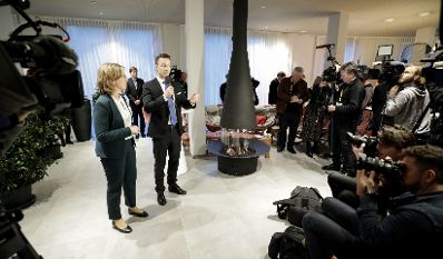 Am 29. J&auml;nner 2020 begann in Krems die zweit&auml;gige Klausurtagung der Bundesregierung. Im Bild Bundesministerin Leonore Gewessler (l.) und Bundesminister Gernot Bl&uuml;mel (r.) beim Medienempfang.