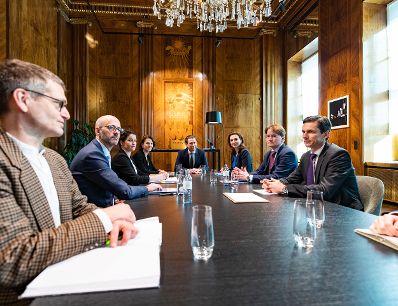 Am 10. Februar 2020 empfing Bundeskanzler Sebastian Kurz (m.) die Standesvertreter der Staatsanw&auml;lte zu einem Gespr&auml;ch. Im Bild mit Bundesministerin Karoline Edtstadler (m.l.) und Bundesministerin Alma Zadić (m.r.).