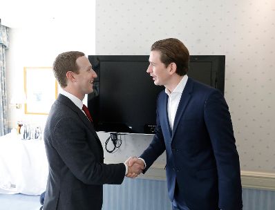 Am 15. Februar 2020 besuchte Bundeskanzler Sebastian Kurz (r.) die M&uuml;nchner Sicherheitskonferenz. Im Gespr&auml;ch mit dem Vorstandsvorsitzender von Facebook Mark Zuckerberg (l.).