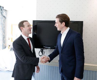 Am 15. Februar 2020 besuchte Bundeskanzler Sebastian Kurz (r.) die M&uuml;nchner Sicherheitskonferenz. Im Gespr&auml;ch mit dem Vorstandsvorsitzender von Facebook Mark Zuckerberg (l.).