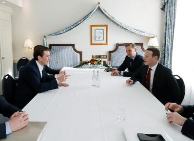 Am 15. Februar 2020 besuchte Bundeskanzler Sebastian Kurz (l.) die M&uuml;nchner Sicherheitskonferenz. Im Gespr&auml;ch mit dem Vorstandsvorsitzender von Facebook Mark Zuckerberg (r.).