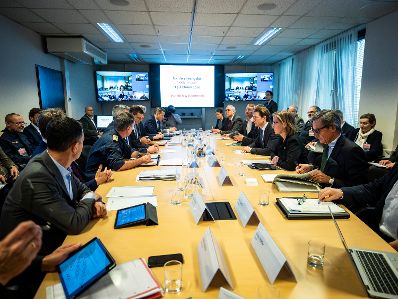 Am 24. Februar 2020 besuchte Bundeskanzler Sebastian Kurz gemeinsam mit Bundesminister Rudolf Anschober, Bundesminister Karl Nehammer und Bundesministerin Leonore Gewessler den Krisenstab zum Coronavirus im Innenministerium.