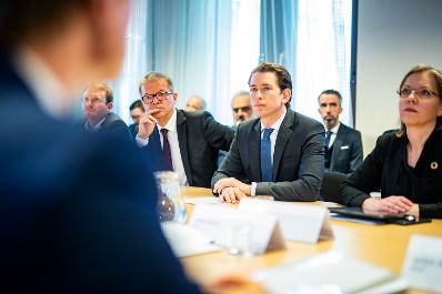 Am 24. Februar 2020 besuchte Bundeskanzler Sebastian Kurz (m.) gemeinsam mit Bundesminister Rudolf Anschober (l.), Bundesminister Karl Nehammer und Bundesministerin Leonore Gewessler (r.) den Krisenstab zum Coronavirus im Innenministerium.