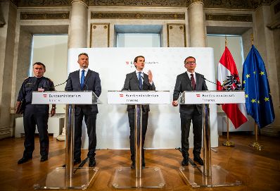 Am 24. Februar 2020 gab Bundeskanzler Sebastian Kurz (m.) gemeinsam mit Bundesminister Rudolf Anschober (r.) und Bundesminister Karl Nehammer (l.) eine Pressekonferenz zum Thema Coronavirus.