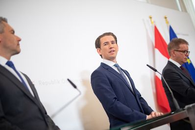 Am 10. M&auml;rz 2020 fand eine Pressekonferenz zum Thema Coronavirus im Innenministerium statt. Im Bild Bundeskanzler Sebastian Kurz (m.) mit Bundesminister Karl Nehammer (l.) und Bundesminister Rudolf Anschober (r.).