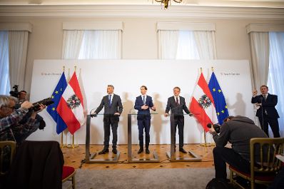 Am 10. M&auml;rz 2020 fand eine Pressekonferenz zum Thema Coronavirus im Innenministerium statt. Im Bild Bundeskanzler Sebastian Kurz (m.) mit Bundesminister Karl Nehammer (l.) und Bundesminister Rudolf Anschober (r.).