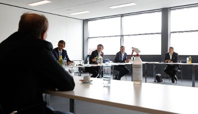 Am 14. Mai 2020 besuchte Bundeskanzler Sebastian Kurz (m.) die Hirschmann Automotive GmbH in Vorarlberg.