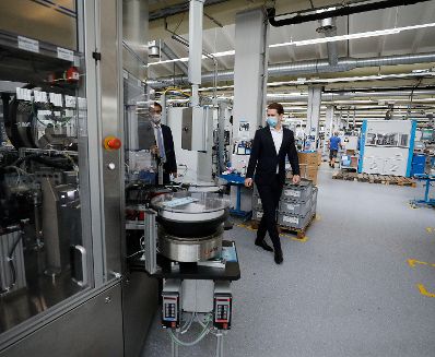 Am 14. Mai 2020 besuchte Bundeskanzler Sebastian Kurz (r.) die Hirschmann Automotive GmbH in Vorarlberg.