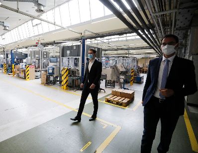 Am 14. Mai 2020 besuchte Bundeskanzler Sebastian Kurz (l.) die Hirschmann Automotive GmbH in Vorarlberg.