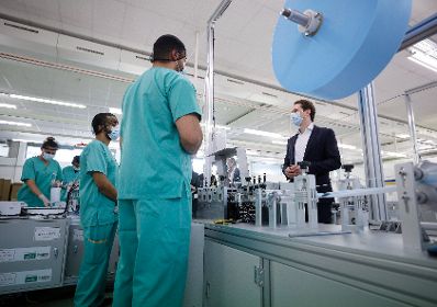 Am 19. Mai 2020 besuchten Bundeskanzler Sebastian Kurz (r.) und Bundesministerin Christine Aschbacher die Hygiene Austria LP GmbH.