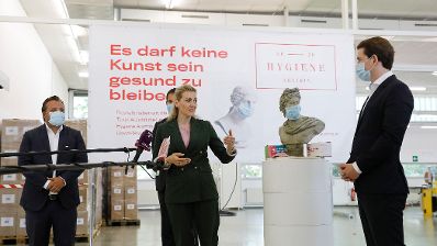 Am 19. Mai 2020 besuchten Bundeskanzler Sebastian Kurz (r.) und Bundesministerin Christine Aschbacher (m.) die Hygiene Austria LP GmbH.