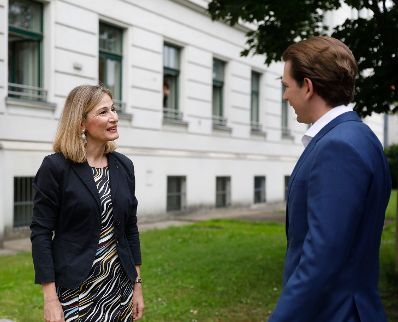 Am 17. Juni 2020 fand eine Pressekonferenz zum Thema &bdquo;Digitalisierung in der Schule&ldquo; in der Schumpeter Handeslakademie statt. Im Bild Bundeskanzler Sebastian Kurz (r.) und Direktorin Monika Wiercimak (l.).