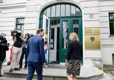 Am 17. Juni 2020 fand eine Pressekonferenz zum Thema &bdquo;Digitalisierung in der Schule&ldquo; in der Schumpeter Handeslakademie statt. Im Bild Bundeskanzler Sebastian Kurz (l.) und Direktorin Monika Wiercimak (r.).