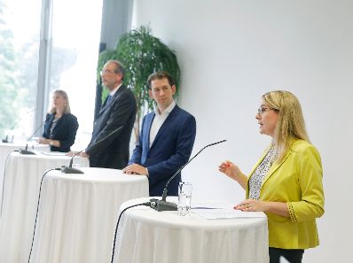 Am 17. Juni 2020 fand eine Pressekonferenz zum Thema &bdquo;Digitalisierung in der Schule&ldquo; in der Schumpeter Handeslakademie statt. Im Bild (v.l.n.r.) Direktorin Monika Wiercimak, Bundesminister Heinz Fa&szlig;mann, Bundeskanzler Sebastian Kurz und Bundesministerin Margarete Schramb&ouml;ck.