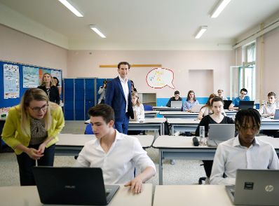 Am 17. Juni 2020 fand eine Pressekonferenz zum Thema &bdquo;Digitalisierung in der Schule&ldquo; in der Schumpeter Handeslakademie statt. Im Bild Bundeskanzler Sebastian Kurz (m.l.) und Bundesministerin Margarete Schramb&ouml;ck (l.).