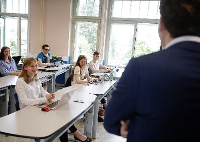 Am 17. Juni 2020 fand eine Pressekonferenz zum Thema &bdquo;Digitalisierung in der Schule&ldquo; in der Schumpeter Handeslakademie statt. Im Bild Bundeskanzler Sebastian Kurz (r.).