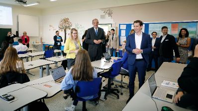 Am 17. Juni 2020 fand eine Pressekonferenz zum Thema &bdquo;Digitalisierung in der Schule&ldquo; in der Schumpeter Handeslakademie statt. Im Bild Bundeskanzler Sebastian Kurz (m.r.), Bundesminister Heinz Fa&szlig;mann (m.) und Bundesministerin Margarete Schramb&ouml;ck (m.l.).