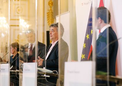 Am 4. September 2020 fand im Bundeskanzleramt eine Pressekonferenz zum Start der Corona-Ampel statt. Im Bild (v.l.n.r.) Daniela Schmid von der Agentur f&uuml;r Gesundheit und Ern&auml;hrungssicherheit, Bundesminister Karl Nehammer, Vizekanzler Werner Kogler und Bundeskanzler Sebastian Kurz.