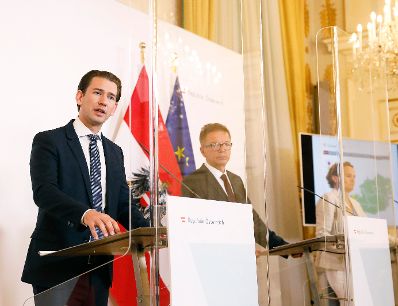 Am 4. September 2020 fand im Bundeskanzleramt eine Pressekonferenz zum Start der Corona-Ampel statt. Im Bild (v.l.n.r.) Bundeskanzler Sebastian Kurz, Bundesminister Rudolf Anschober und Daniela Schmid von der Agentur f&uuml;r Gesundheit und Ern&auml;hrungssicherheit AGES.