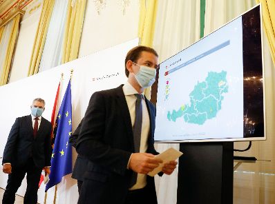 Am 4. September 2020 fand im Bundeskanzleramt eine Pressekonferenz zum Start der Corona-Ampel statt. Im Bild Bundeskanzler Sebastian Kurz (r.) und Bundesminister Karl Nehammer (l.).
