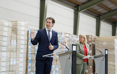 Am 15. September 2020 besuchten Bundeskanzler Sebastian Kurz (l.) und Bundesministerin Klaudia Tanner (r.) die Heeresmunitionsanstalt Grossmittel. Im Bild bei einer gemeinsamen Pressekonferenz.