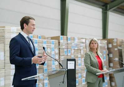 Am 15. September 2020 besuchten Bundeskanzler Sebastian Kurz (l.) und Bundesministerin Klaudia Tanner (r.) die Heeresmunitionsanstalt Grossmittel. Im Bild bei einer gemeinsamen Pressekonferenz.