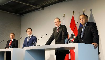 Am 13. Oktober 2020 nahm Bundeskanzler Sebastian Kurz (m.l.) an der Pressekonferenz &bdquo;Technische Universit&auml;t f&uuml;r Ober&ouml;sterreich: Die n&auml;chsten Schritte.&ldquo; teil. Im Bild mit Bundesminister Heinz Fa&szlig;mann (m.r.), Landeshauptmann Thomas Stelzer (l.) und Rektor Meinhard Lukas (r.).