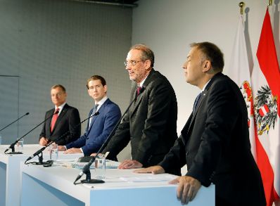 Am 13. Oktober 2020 nahm Bundeskanzler Sebastian Kurz (m.l.) an der Pressekonferenz &bdquo;Technische Universit&auml;t f&uuml;r Ober&ouml;sterreich: Die n&auml;chsten Schritte.&ldquo; teil. Im Bild mit Bundesminister Heinz Fa&szlig;mann (m.r.), Landeshauptmann Thomas Stelzer (l.) und Rektor Meinhard Lukas (r.).