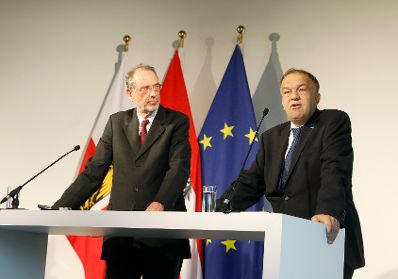 Am 13. Oktober 2020 nahm Bundeskanzler Sebastian Kurz (m.l.) an der Pressekonferenz &bdquo;Technische Universit&auml;t f&uuml;r Ober&ouml;sterreich: Die n&auml;chsten Schritte.&ldquo; teil. Im Bild Bundesminister Heinz Fa&szlig;mann (l.) und Rektor Meinhard Lukas (r.).