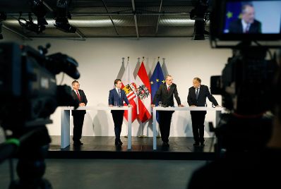 Am 13. Oktober 2020 nahm Bundeskanzler Sebastian Kurz (m.l.) an der Pressekonferenz &bdquo;Technische Universit&auml;t f&uuml;r Ober&ouml;sterreich: Die n&auml;chsten Schritte.&ldquo; teil. Im Bild mit Bundesminister Heinz Fa&szlig;mann (m.r.), Landeshauptmann Thomas Stelzer (l.) und Rektor Meinhard Lukas (r.).