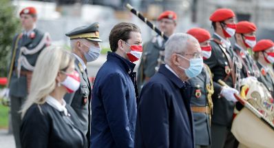 Am 26. Oktober 2020 hielt Bundeskanzler Sebastian Kurz (m.) im Rahmen der Angelobung der Rekrutinnen und Rekruten des &ouml;sterreichischen Bundesheeres auf dem Wiener Heldenplatz eine Rede zum &Ouml;sterreichischen Nationalfeiertag. Im Bild mit Bundesministerin Klaudia Tanner (l.) und Bundespr&auml;sidenten Alexander Van der Bellen (r.).